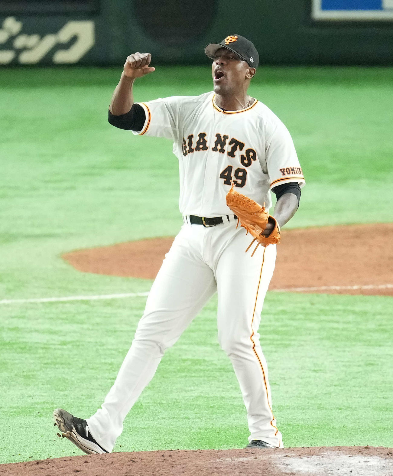 巨人対広島　9回表広島2死一塁、代打長野久義を右飛に仕留めほえるビエイラ（撮影・鈴木みどり）
