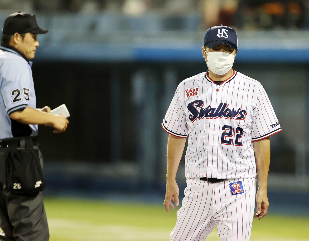 ヤクルト対中日　6回表、投手交代を告げるヤクルト高津監督（撮影・鈴木正人）