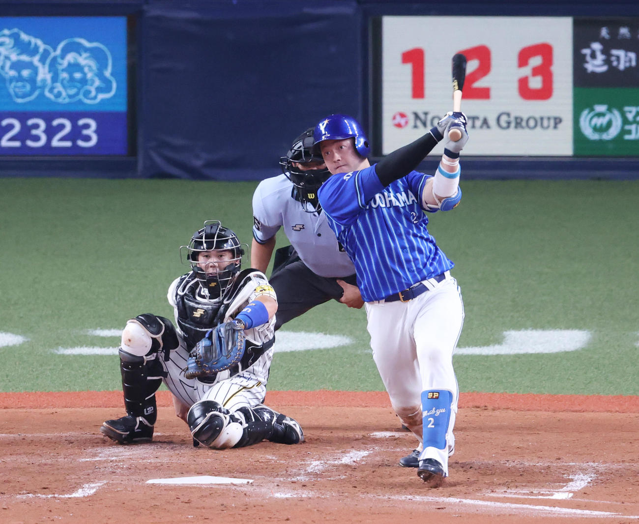 阪神対DeNA 3回表DeNA2死一、三塁、右越え3点本塁打を放つ牧（撮影・清水貴仁）