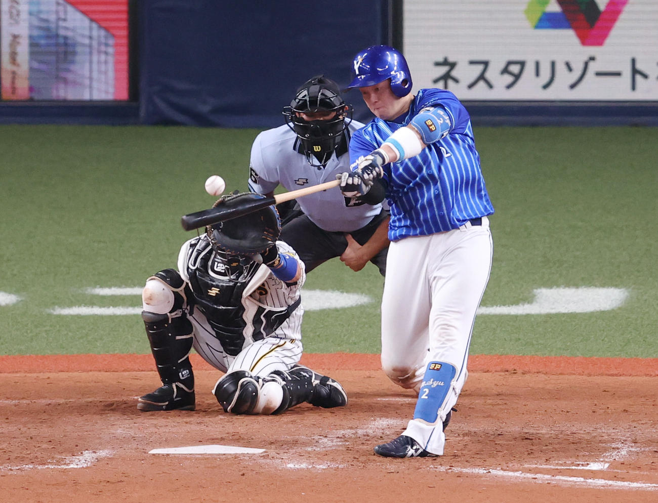 阪神対DeNA 4回表DeNA2死満塁、中前へ2点適時打を放つ牧（撮影・清水貴仁）