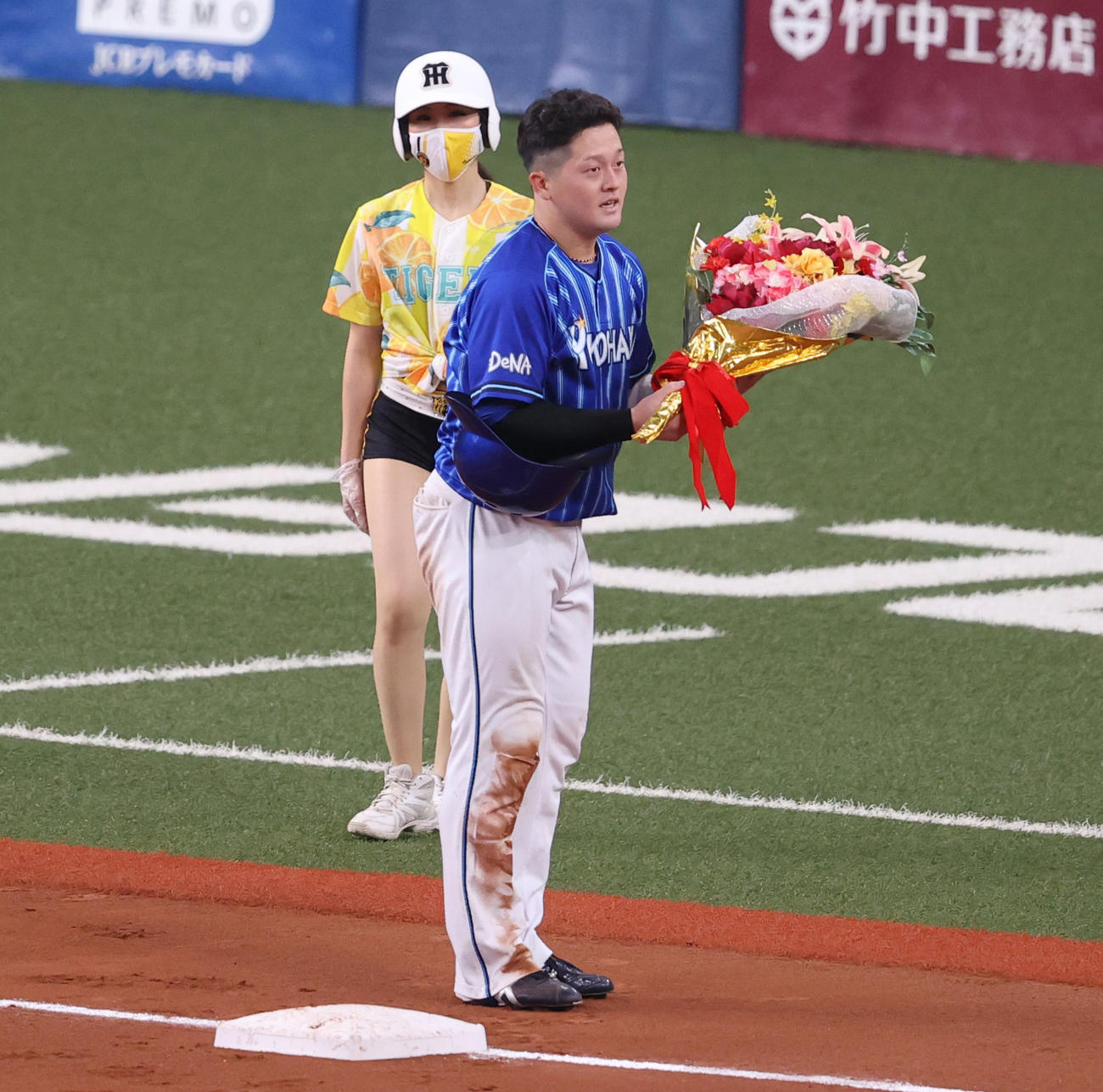 阪神対DeNA 9回表DeNA無死、右翼線へ三塁打を放ちサイクル安打を達成する牧（撮影・清水貴仁）