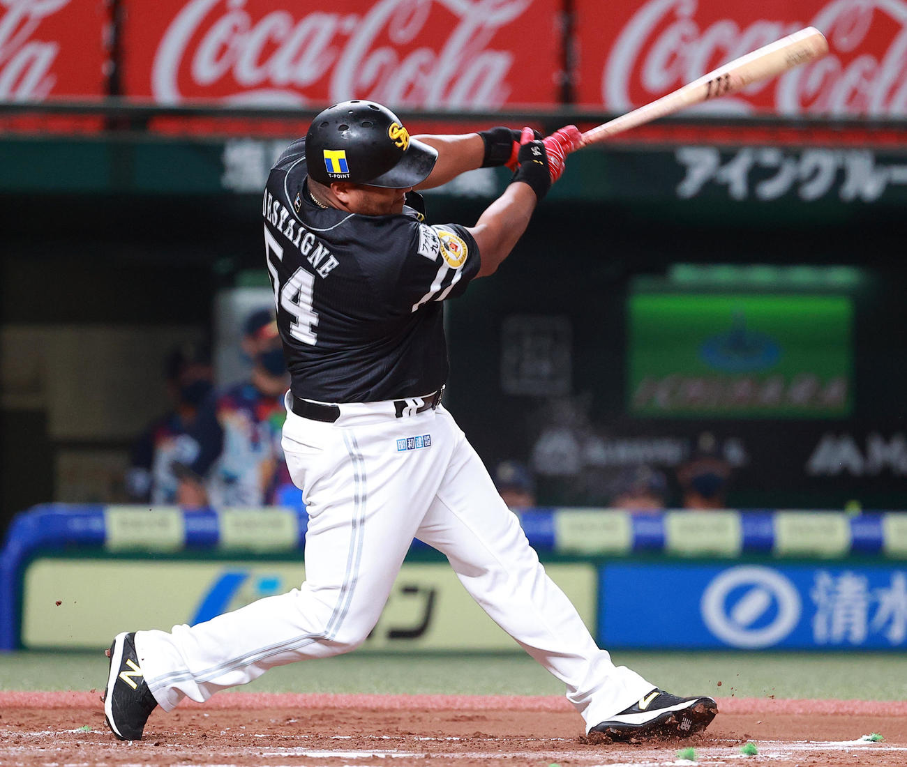 西武対ソフトバンク　3回表ソフトバンク1死二、三塁、デスパイネは中前適時打を放つ（撮影・浅見桂子）