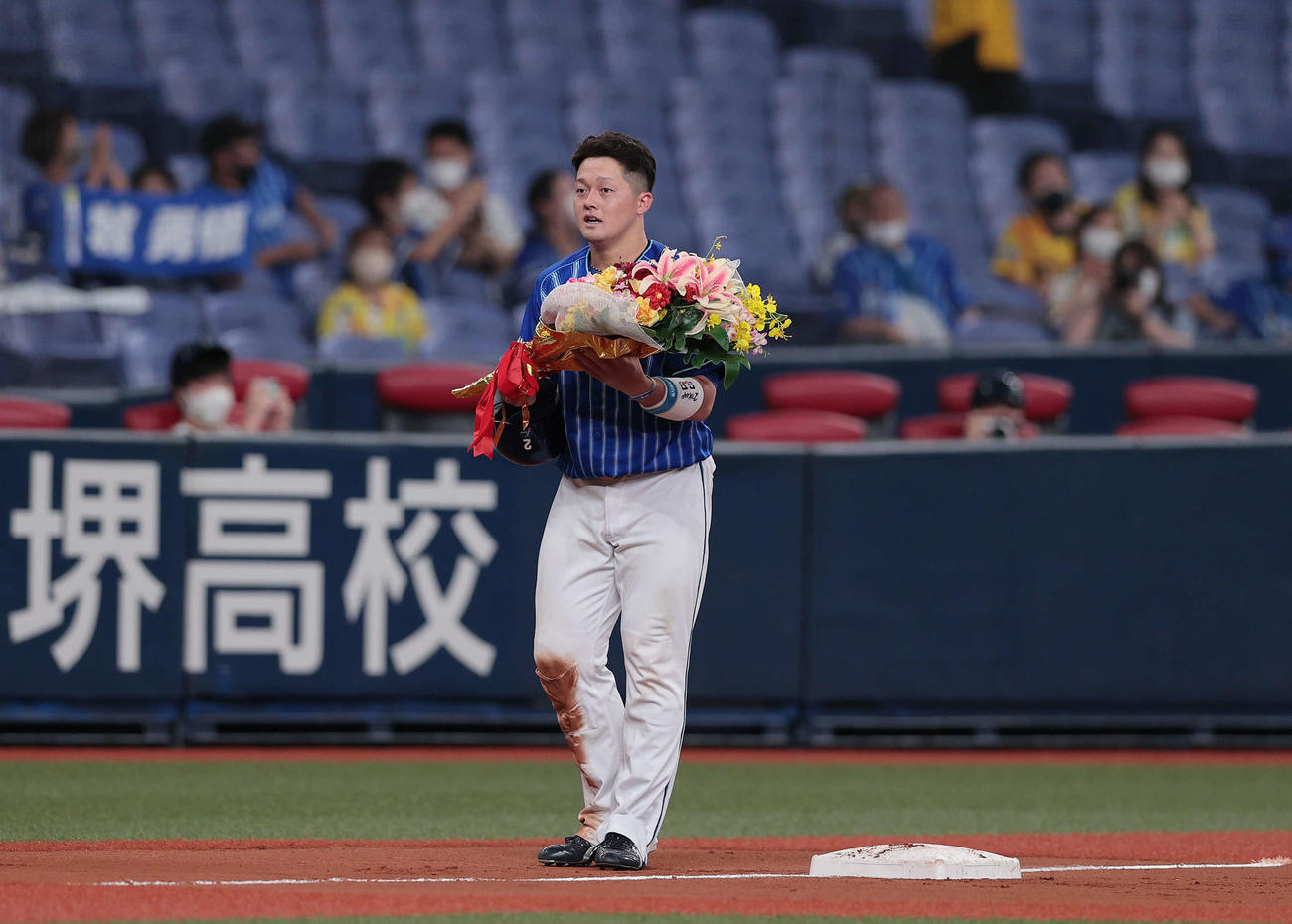 阪神対DeNA 9回表DeNA無死、右翼線に三塁打を放ちサイクル安打を達成し、花束を受け取る牧（撮影・前田充）