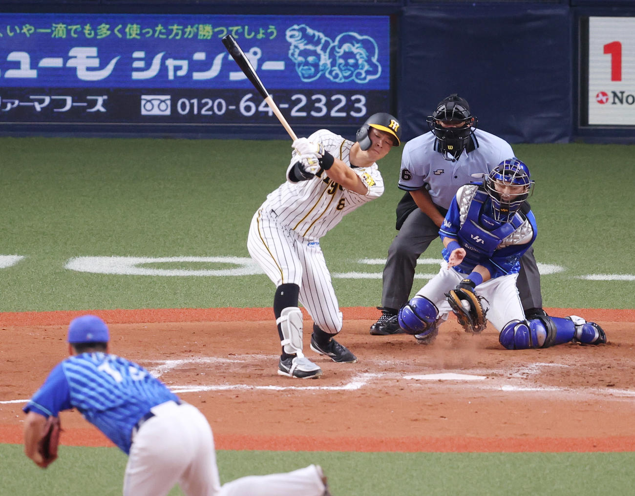 阪神対DeNA 9回裏阪神1死二塁、空振り三振に倒れる佐藤輝（撮影・清水貴仁）