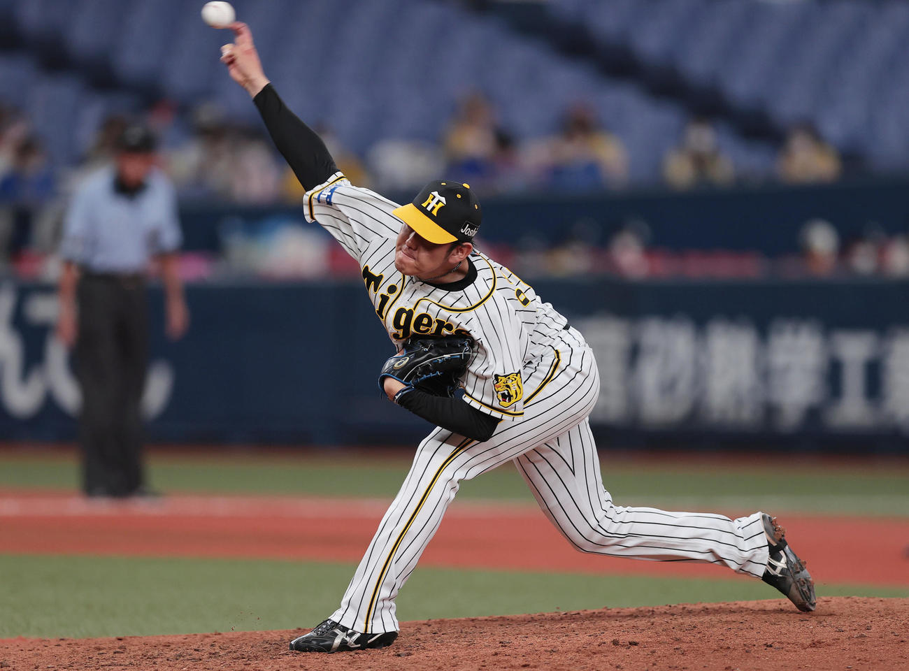 阪神対DeNA 5回表、阪神2番手で登板する小川（撮影・前田充）