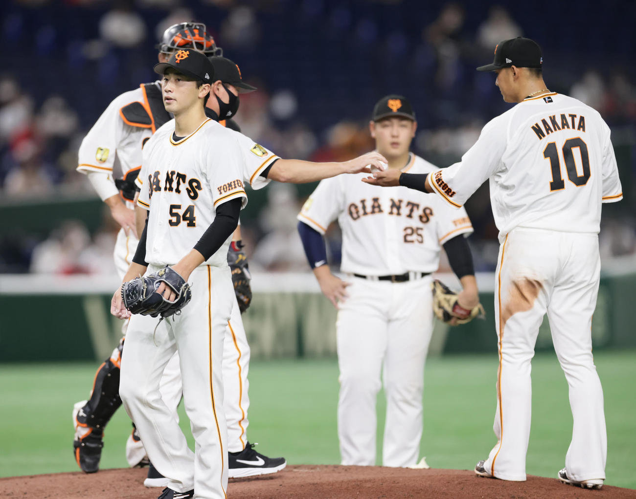 巨人対広島　2回途中降板する巨人直江（左）（撮影・足立雅史）
