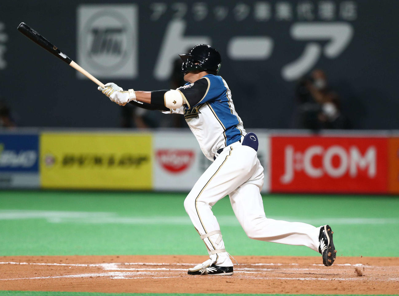 日本ハム対ロッテ　7回裏日本ハム1死満塁、中犠飛を放つ木村（撮影・黒川智章）