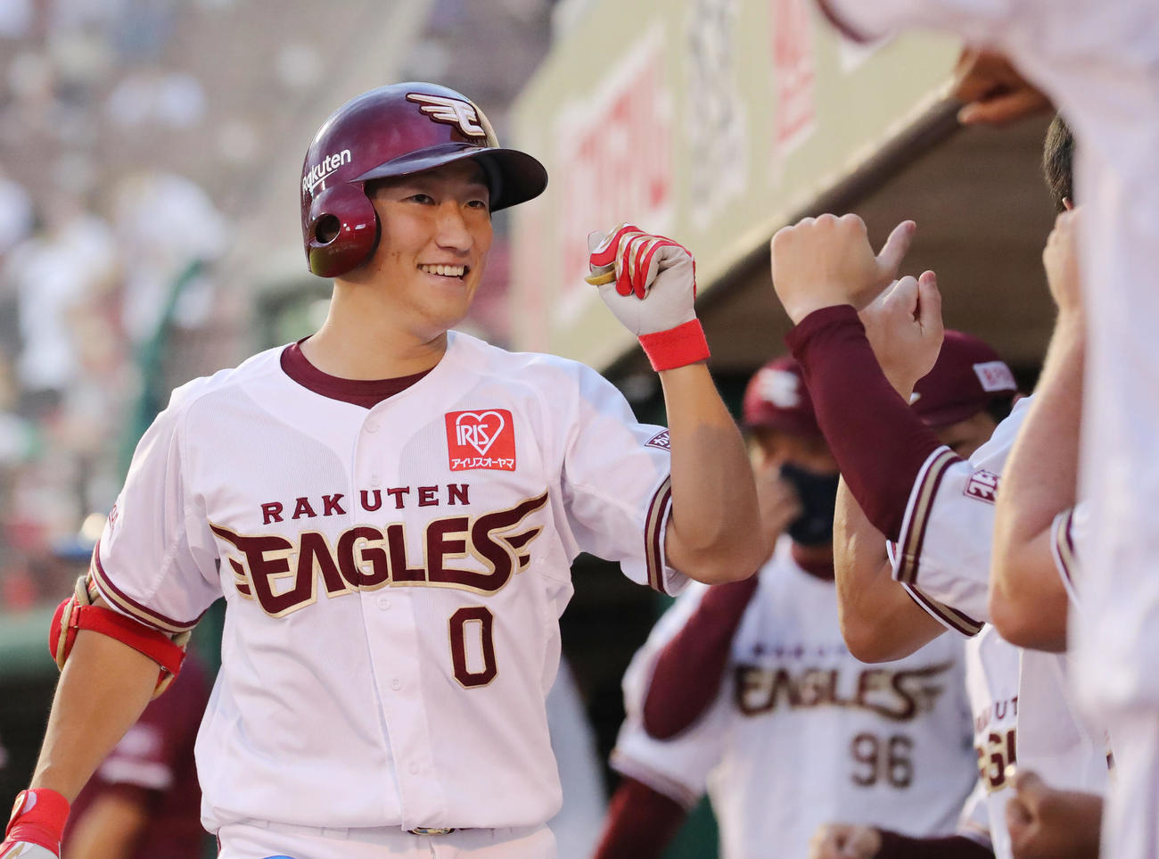 楽天対オリックス　1回裏楽天無死、先制の先頭打者本塁打を放ちナインの出迎えを受ける小深田（左）（撮影・垰建太）