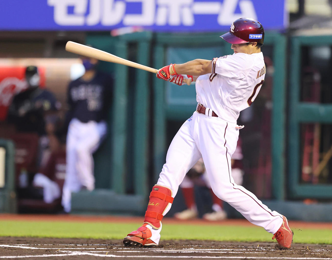 楽天対オリックス　1回裏楽天無死、先制の先頭打者本塁打を放つ小深田（撮影・垰建太）