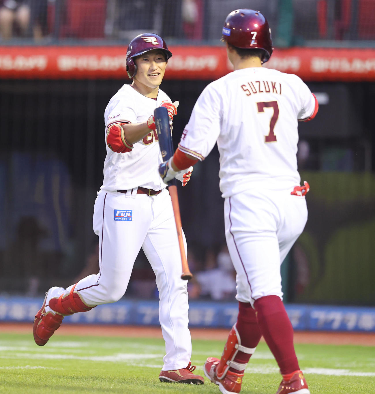 楽天対オリックス　1回裏楽天無死、先制の先頭打者本塁打を放ち笑顔を見せる小深田（左）（撮影・垰建太）