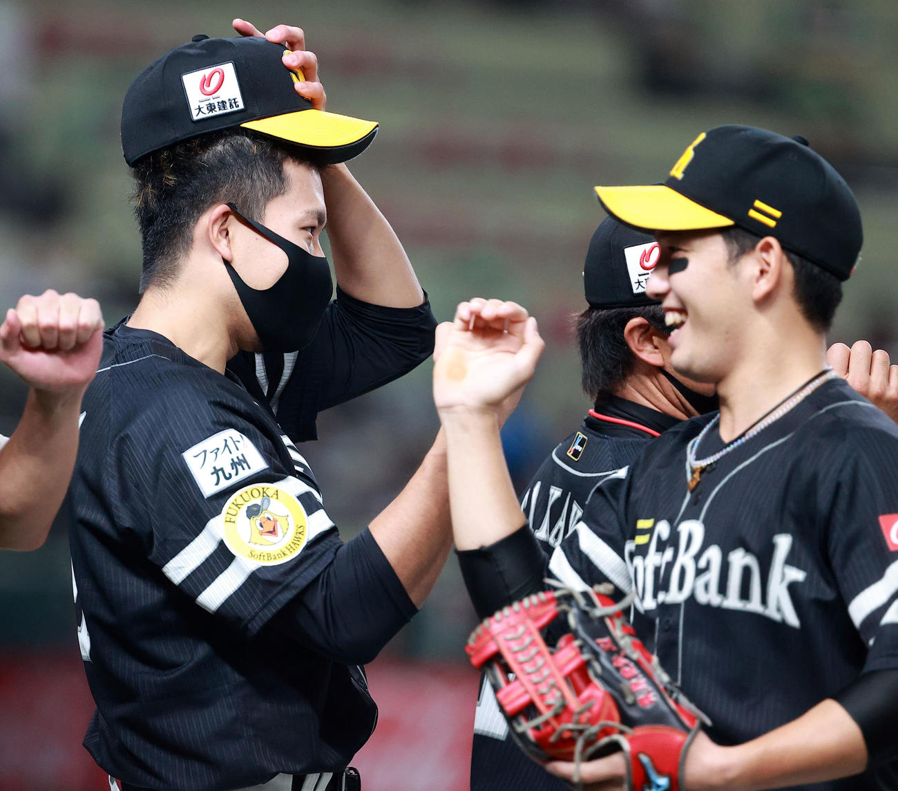 西武対ソフトバンク　3勝目を挙げたソフトバンクの千賀（左）はナインと笑顔でグータッチ（撮影・浅見桂子）