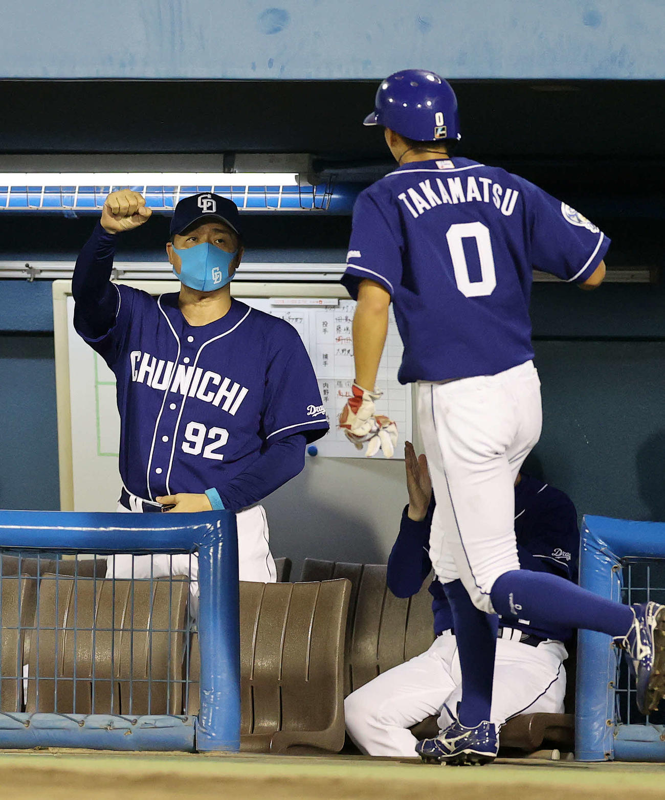ヤクルト対中日　9回表中日2死三塁、暴投で高松（右）が生還しベンチで迎える与田監督（撮影・鈴木正人）