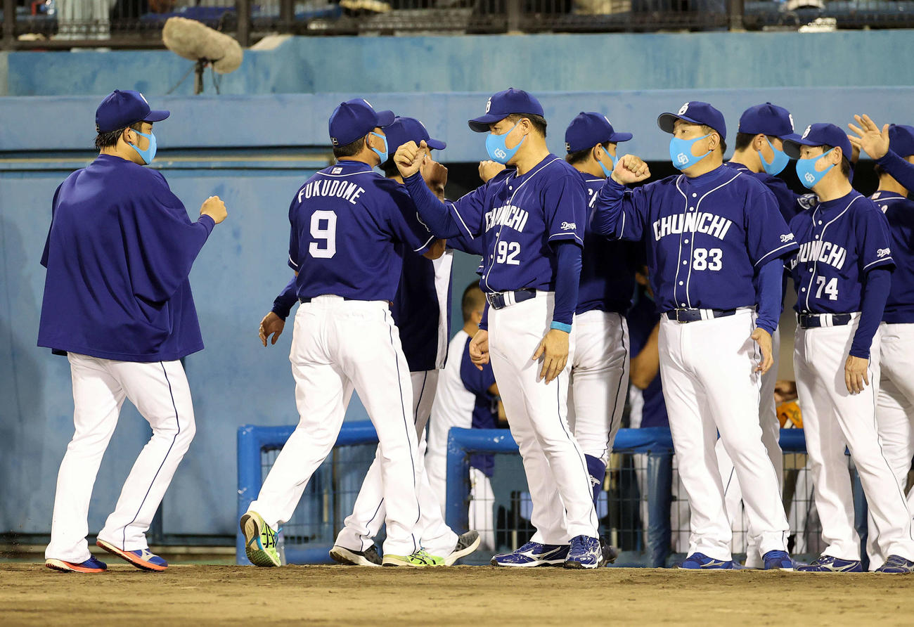 ヤクルト対中日　引き分けで終了し選手を迎える与田監督（中央）（撮影・鈴木正人）