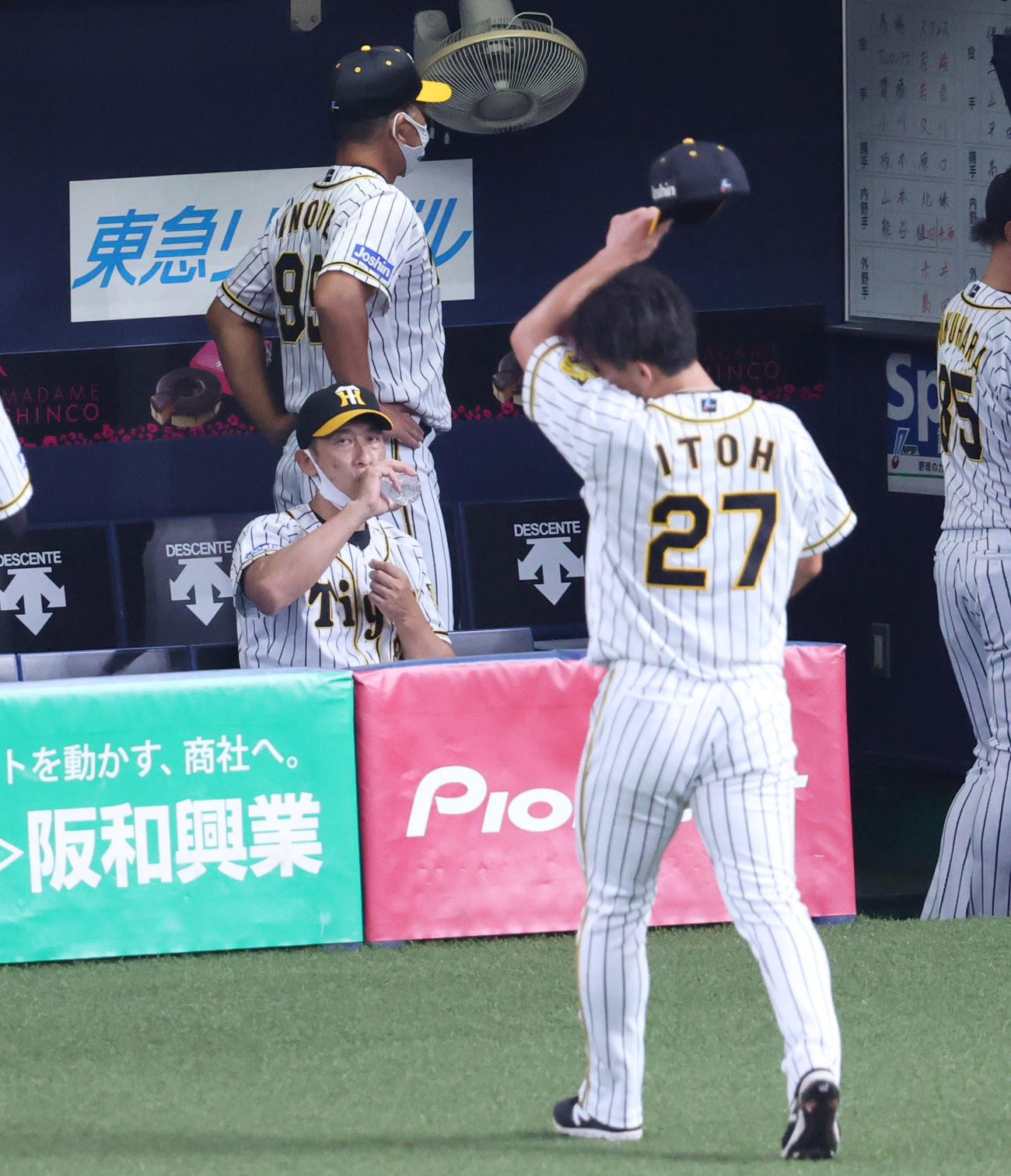 阪神対DeNA 3回表DeNA攻撃終了、5点目を失いベンチに戻る伊藤将と厳しい表情の矢野監督（撮影・清水貴仁）