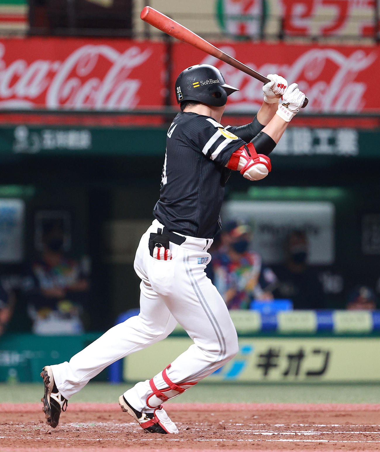 西武対ソフトバンク　3回表ソフトバンク1死一、二塁、栗原は三塁線適時二塁打を放つ（撮影・浅見桂子）