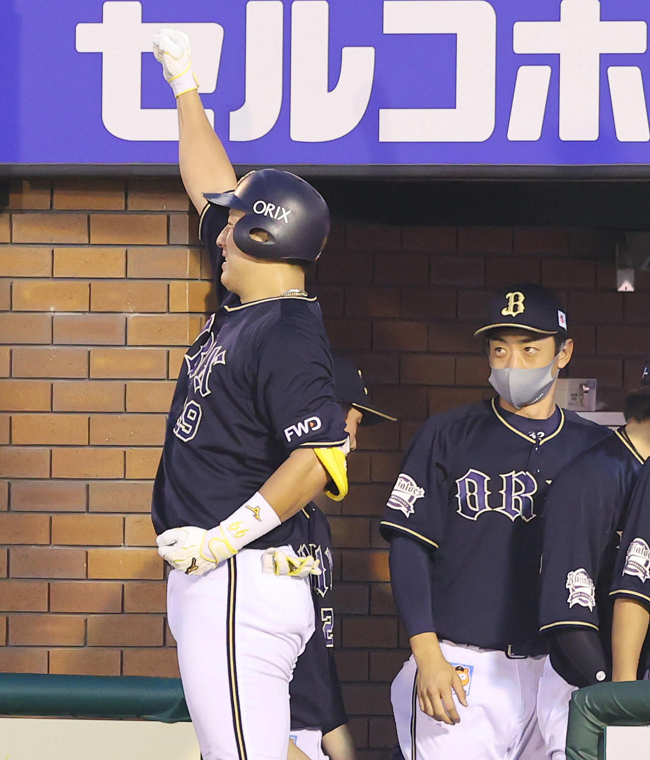 楽天対オリックス　2回表オリックス1死、左中間にソロ本塁打を放ち昇天ポーズを決める杉本（左）（撮影・垰建太）