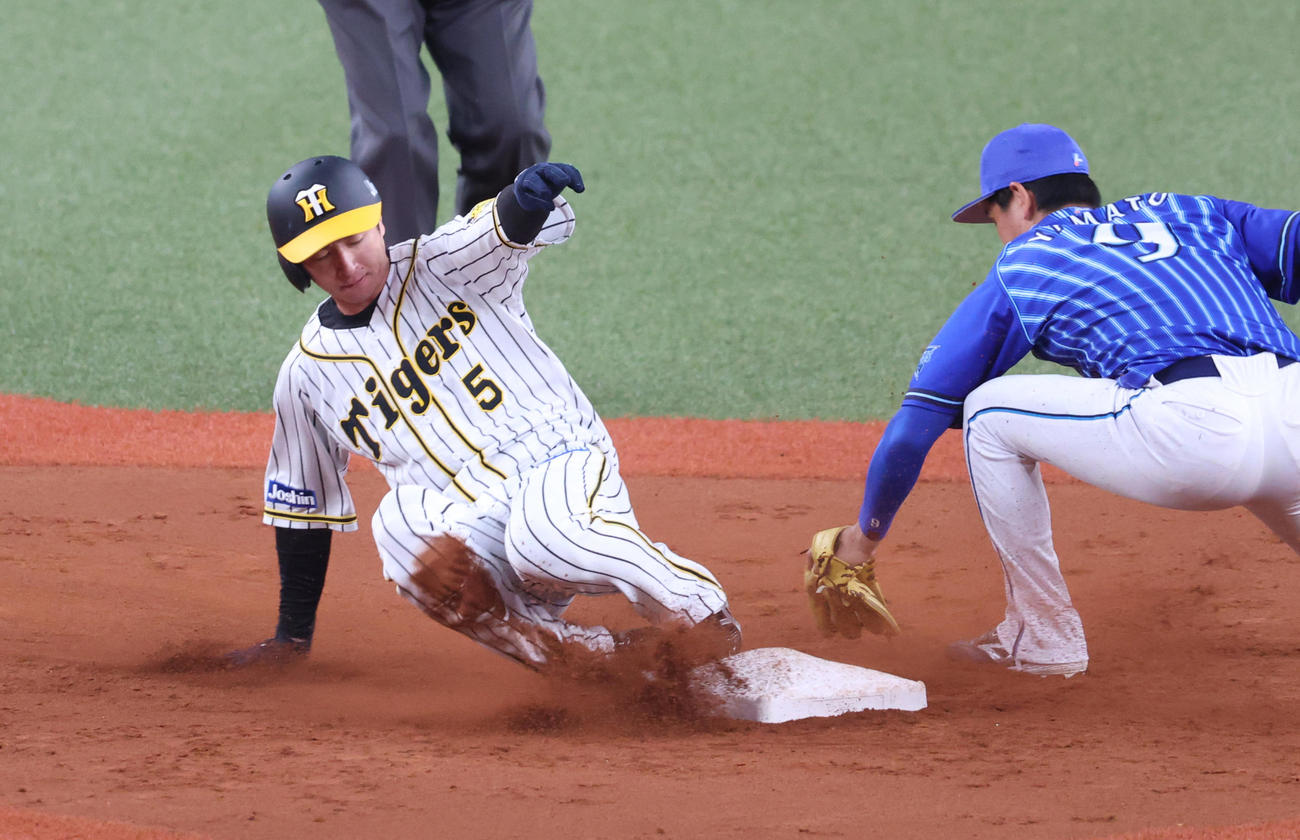 阪神対DeNA 3回裏阪神無死一、三塁、打者中野の時、二盗を決める近本（撮影・清水貴仁）