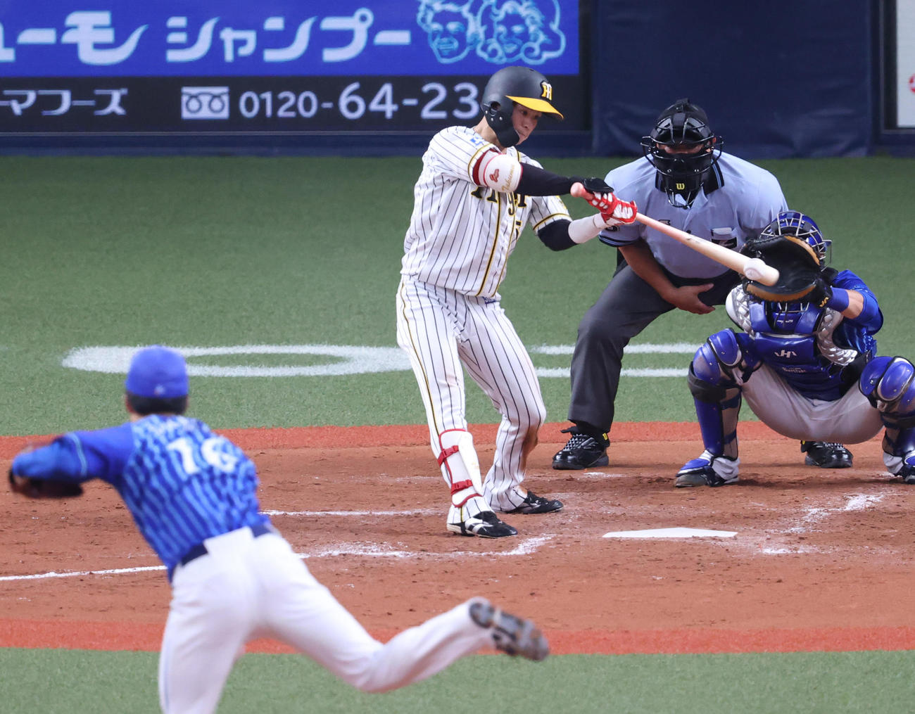 阪神対DeNA 3回裏阪神無死二、三塁、中野は左前適時打を放つ（撮影・清水貴仁）
