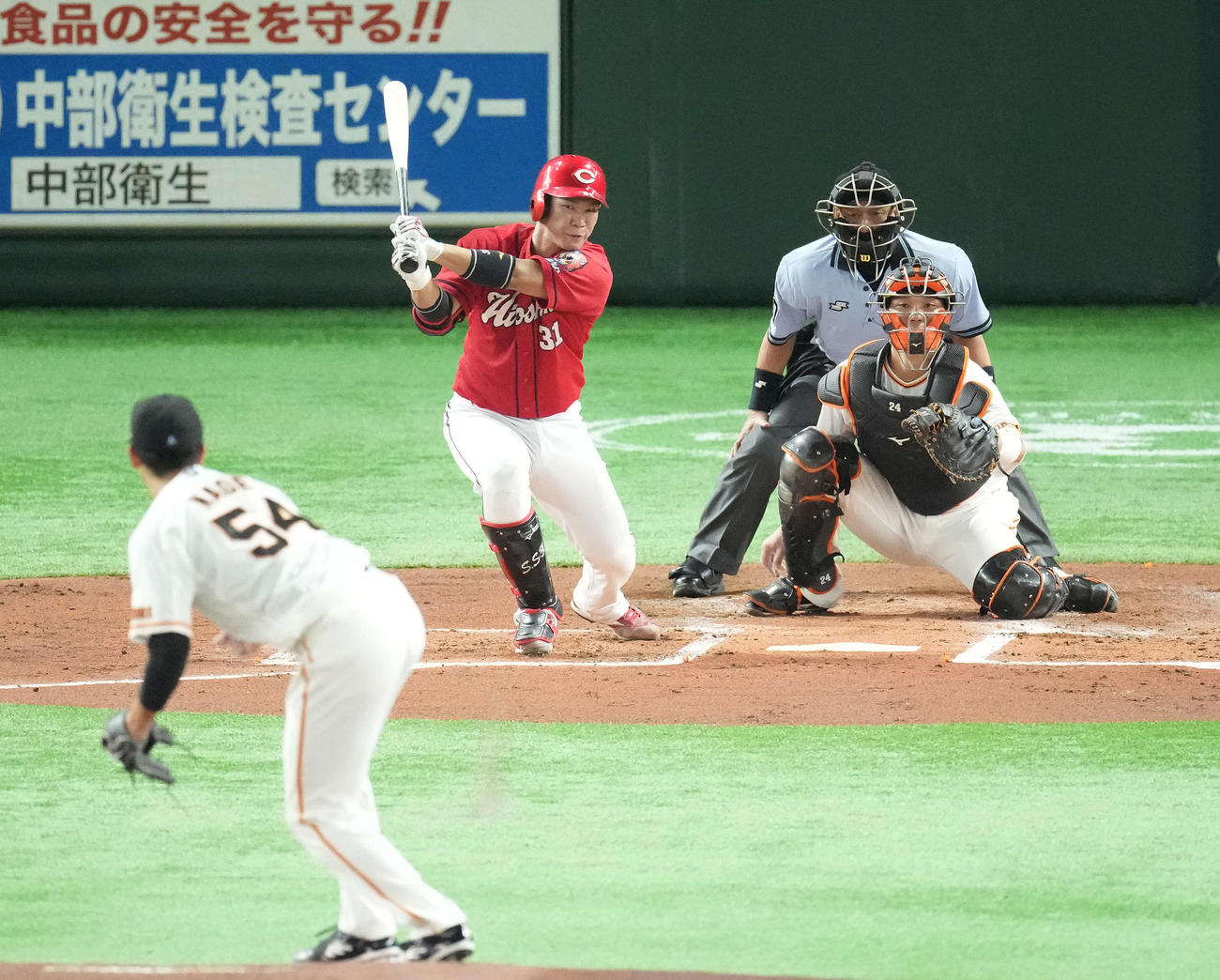 巨人対広島　1回表広島2死一、二塁、先制の中前適時打を放つ坂倉。投手直江（撮影・鈴木みどり）