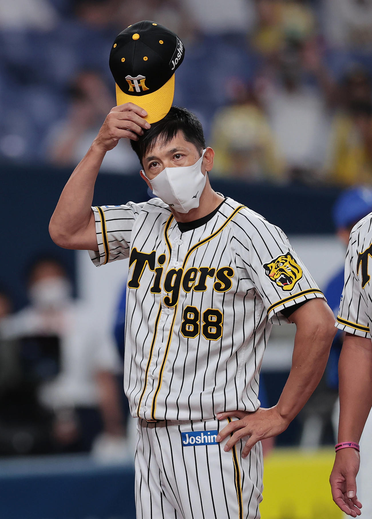 阪神対DeNA DeNAに敗れ、厳しい表情で観客にあいさつする阪神矢野監督（撮影・前田充）