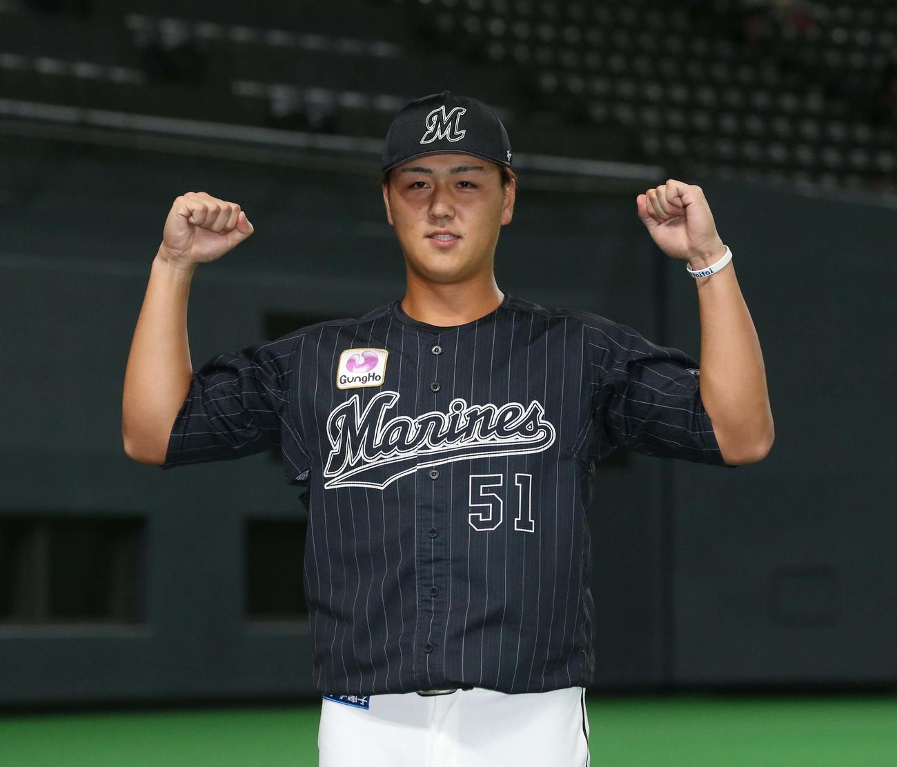 日本ハム対ロッテ　試合後、ガッツポーズの山口（撮影・黒川智章）