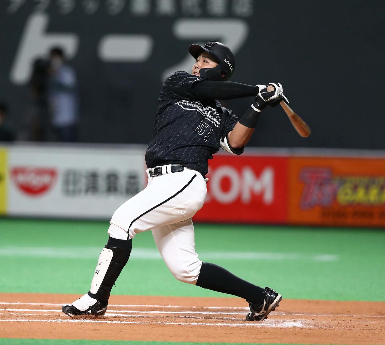 日本ハム対ロッテ　6回表ロッテ1死一塁、中越え2点本塁打を放つ山口（撮影・黒川智章）