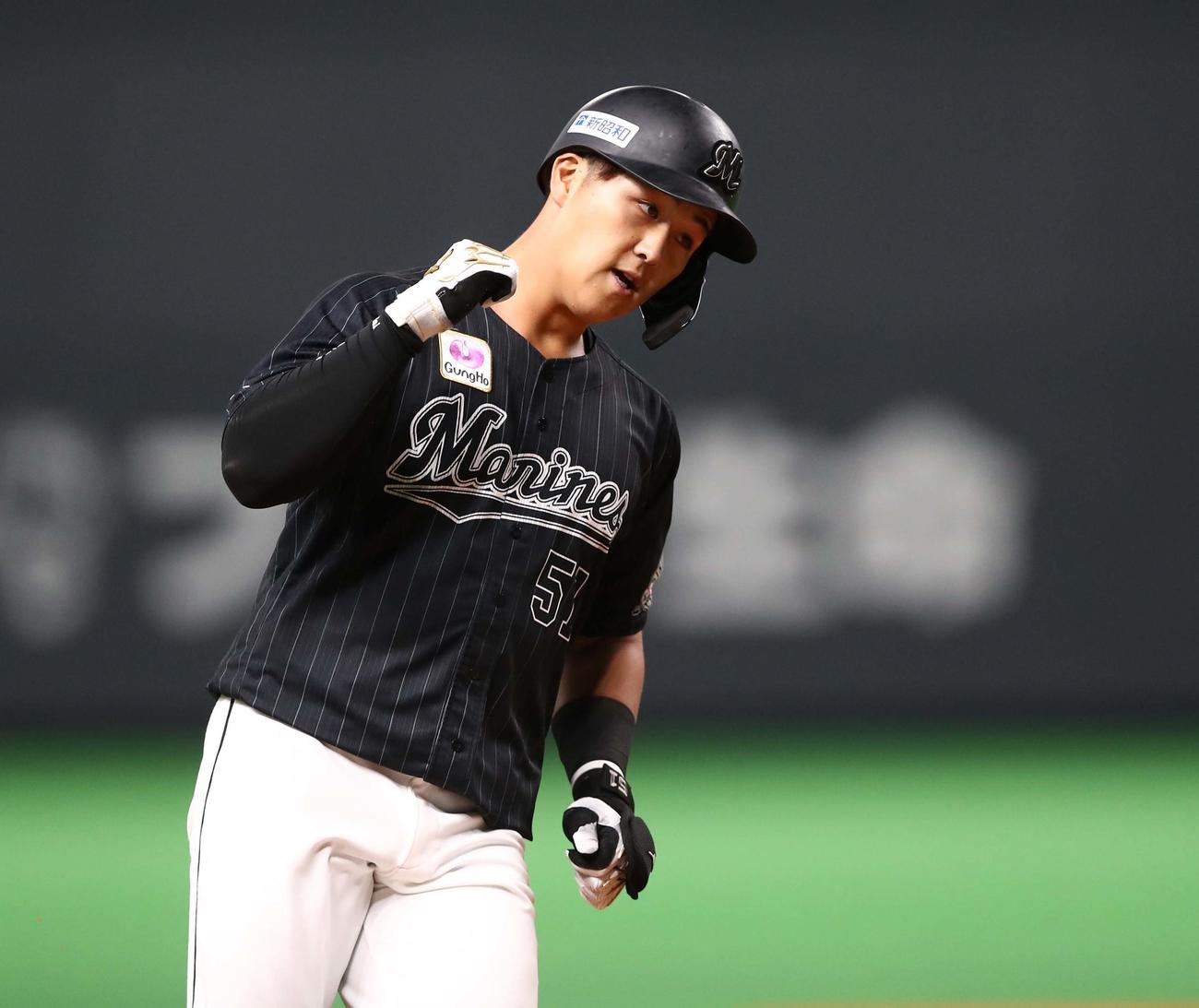 日本ハム対ロッテ　6回表ロッテ1死一塁、中越え2点本塁打を放ちガッツポーズの山口（撮影・黒川智章）