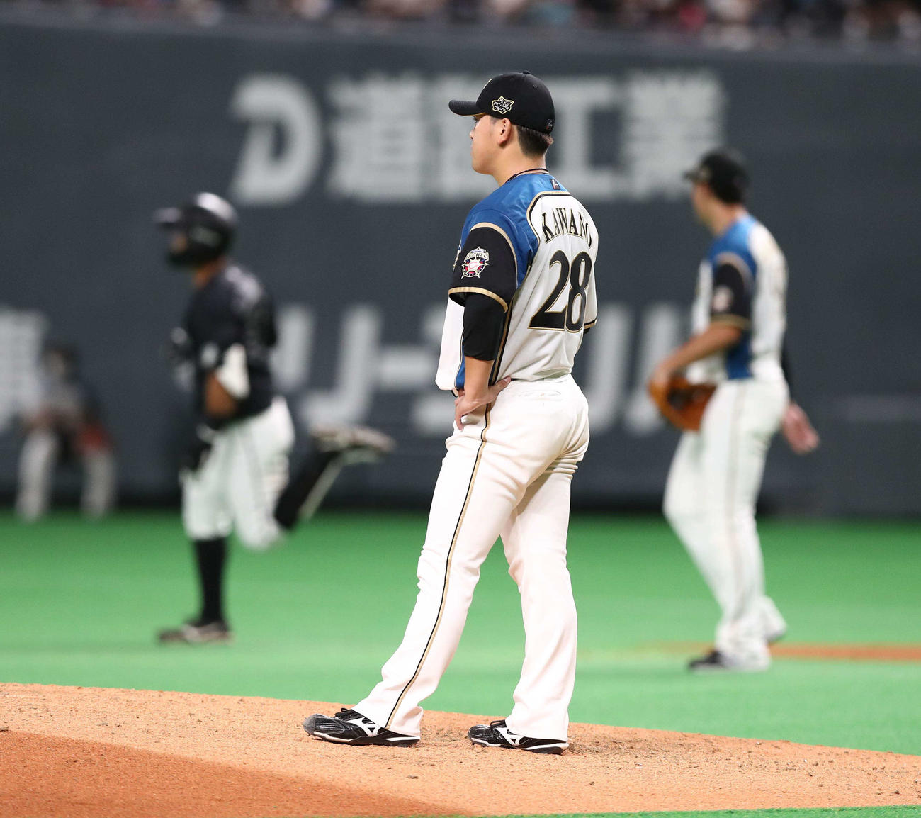 日本ハム対ロッテ　6回表ロッテ1死一塁、山口に中越え2点本塁打を浴びる河野（撮影・黒川智章）