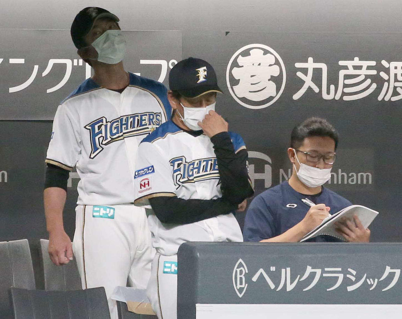 日本ハム対ロッテ　ベンチで渋い表情の栗山監督（中央）（撮影・黒川智章）