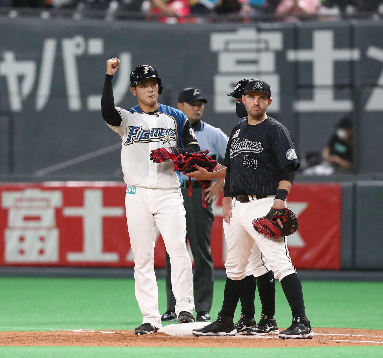 日本ハム対ロッテ　5回裏日本ハム無死二、三塁、中前に2点適時打を放ちガッツポーズの野村（撮影・黒川智章）
