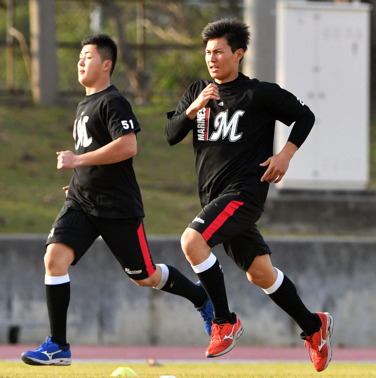 強化トレーニングでダッシュするロッテドラフト1位の藤原（右）とドラフト4位の山口（2019年2月1日）