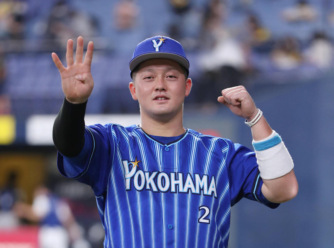 阪神対DeNA　ヒーローインタビューを終え、笑顔でポーズを決めるDeNA牧秀悟（撮影・前田充）