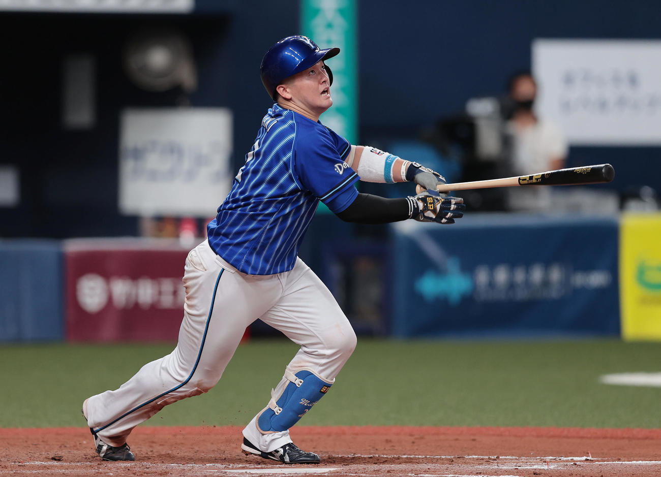 阪神対DeNA 9回表DeNA無死、右翼線に三塁打を放ち、サイクル安打を達成する牧（撮影・前田充）