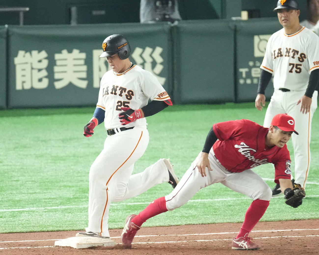巨人対広島　5回裏巨人1死満塁、二ゴロ併殺に倒れる岡本和。一塁手安部（撮影・鈴木みどり）