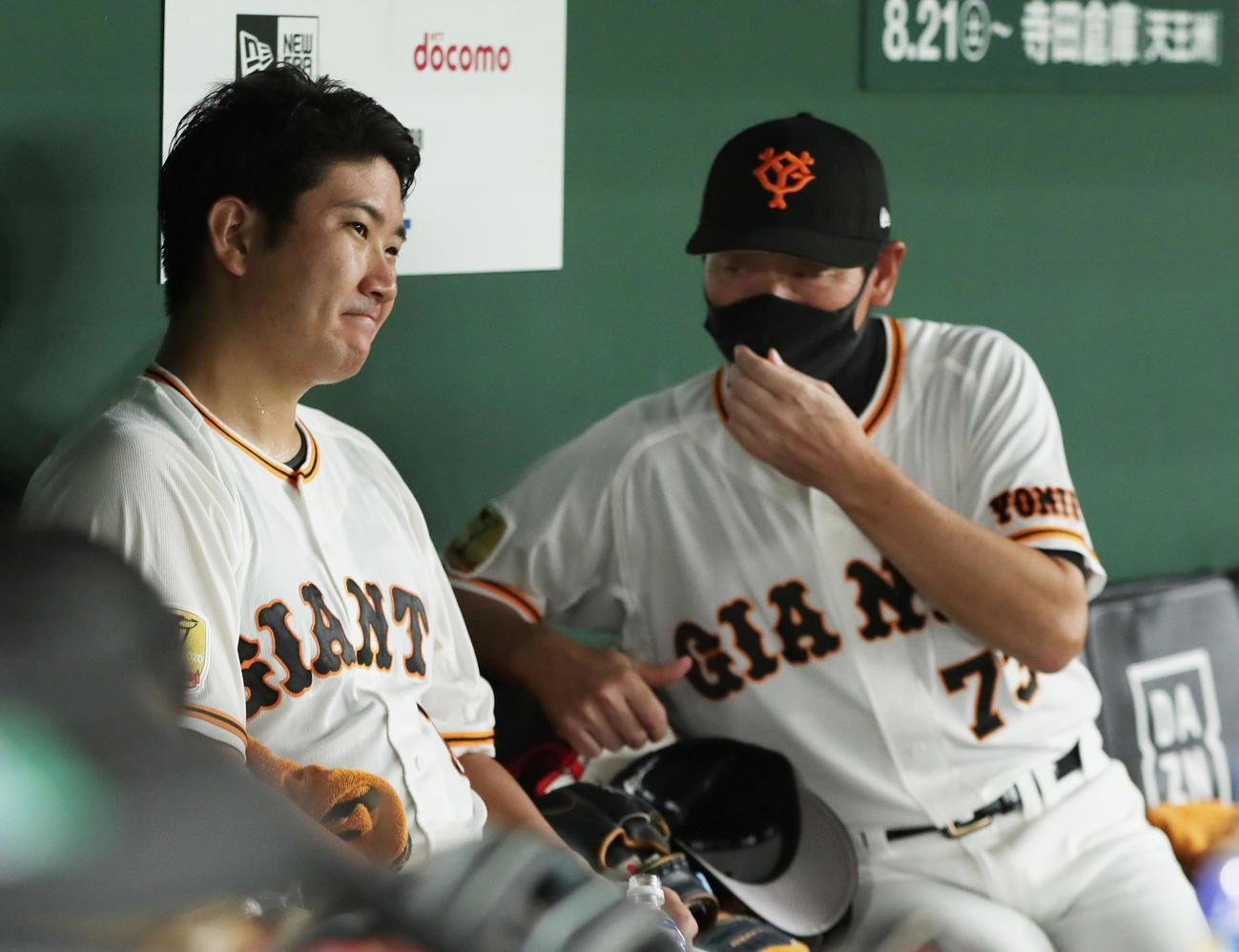 巨人対広島　6回、広島に2点を追加された巨人菅野（左）はベンチで桑田投手チーフコーチ補佐と話す（撮影・足立雅史）