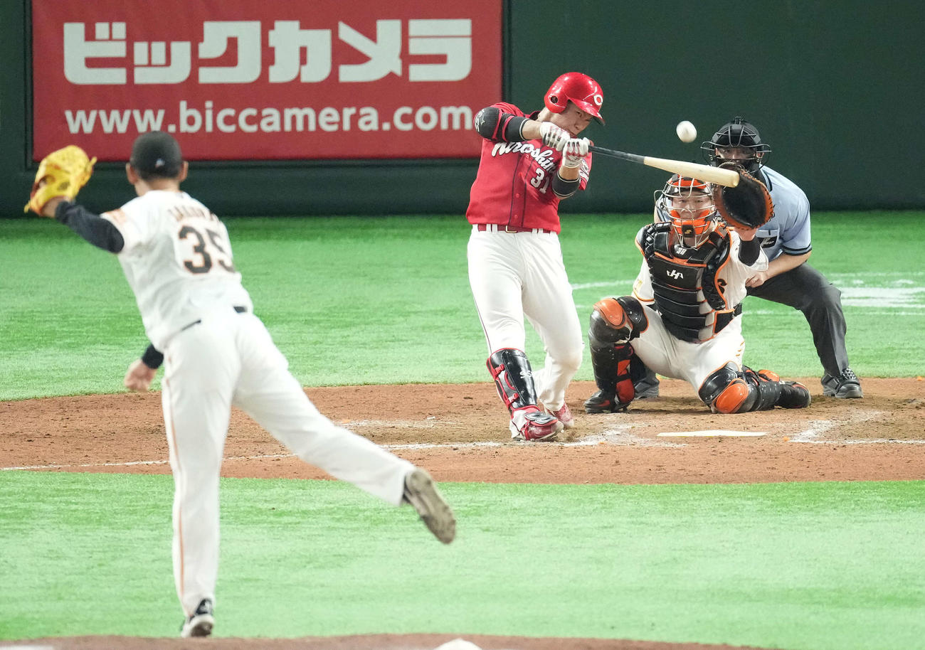 巨人対広島　9回表広島1死一、二塁、右中間に3点本塁打を放つ坂倉。投手桜井（撮影・鈴木みどり）