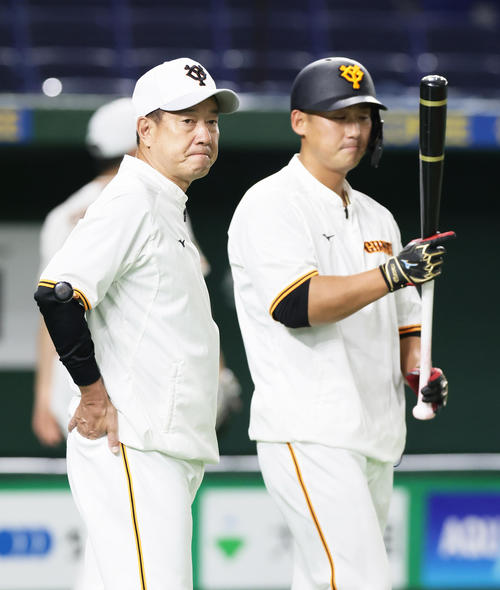 試合前、会話を交わす巨人の原監督（左）と中田（撮影・足立雅史）