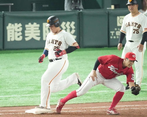 巨人対広島　5回裏巨人1死満塁、二ゴロ併殺に倒れる岡本和。一塁手安部（撮影・鈴木みどり）