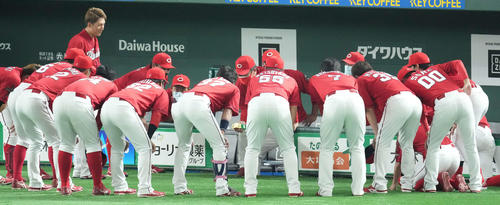 巨人対広島　試合前の円陣で声出しする広島佐々岡監督（中央）（撮影・鈴木みどり）
