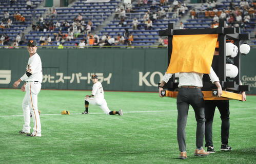 試合前、特製みこしに笑顔を見せる巨人坂本（撮影・足立雅史）