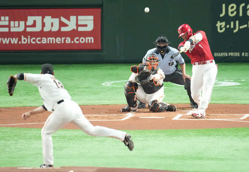 巨人対広島　1回表広島2死一塁、先制の中越え2点本塁打を放つ鈴木誠。投手菅野（撮影・鈴木みどり）
