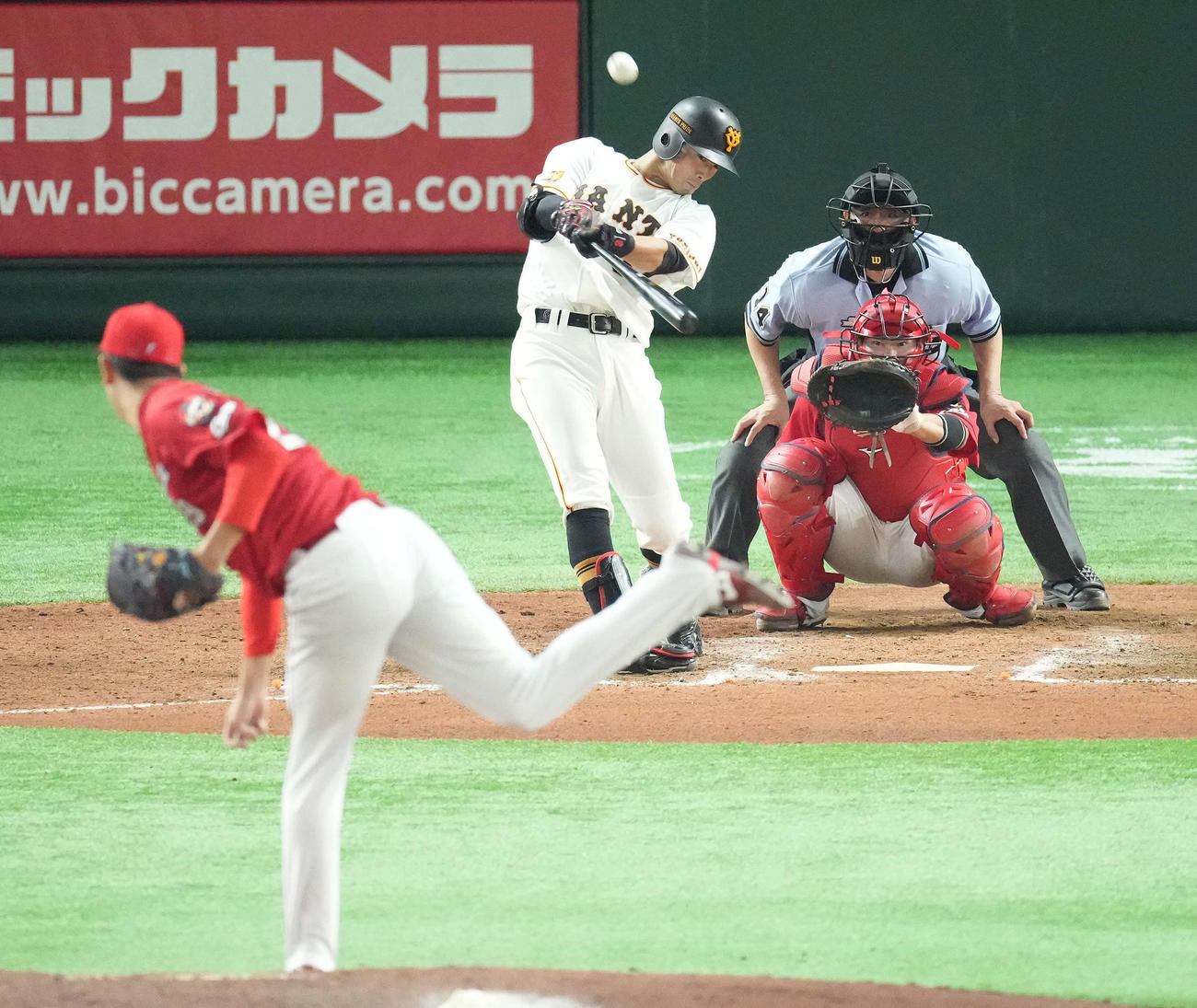 巨人対広島　7回裏巨人無死、右中間にソロ本塁打を放つ若林。投手ケムナ（撮影・鈴木みどり）