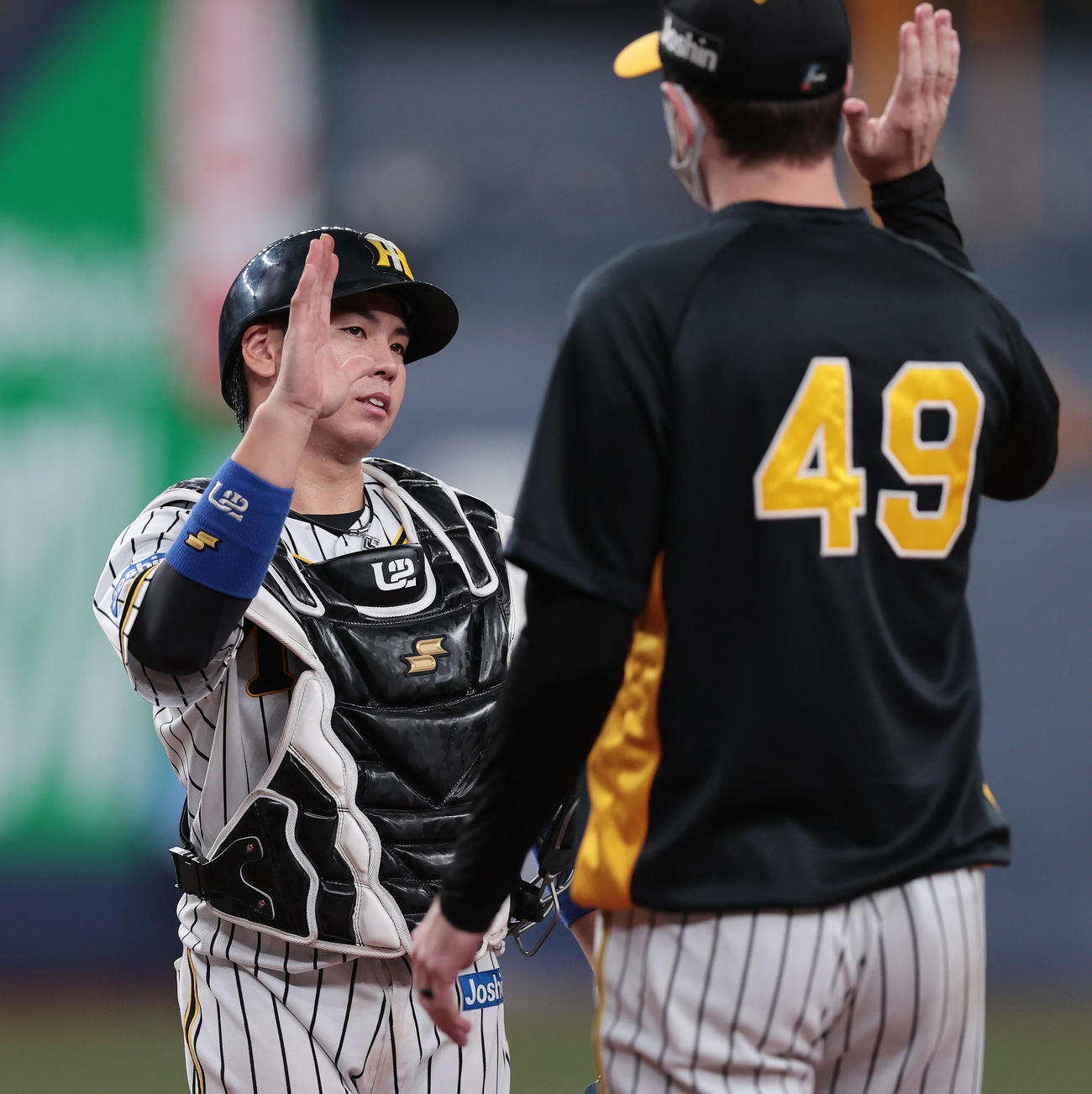 阪神対DeNA DeNAに勝利し、タッチを交わす阪神梅野（左）とガンケル（撮影・前田充）
