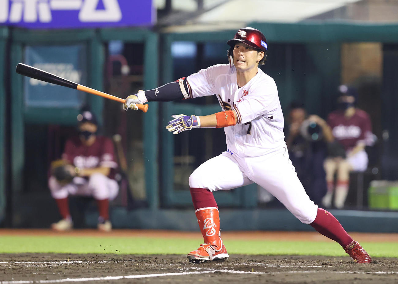 楽天対オリックス　2回裏楽天1死、左前打を放つ鈴木大（撮影・垰建太）