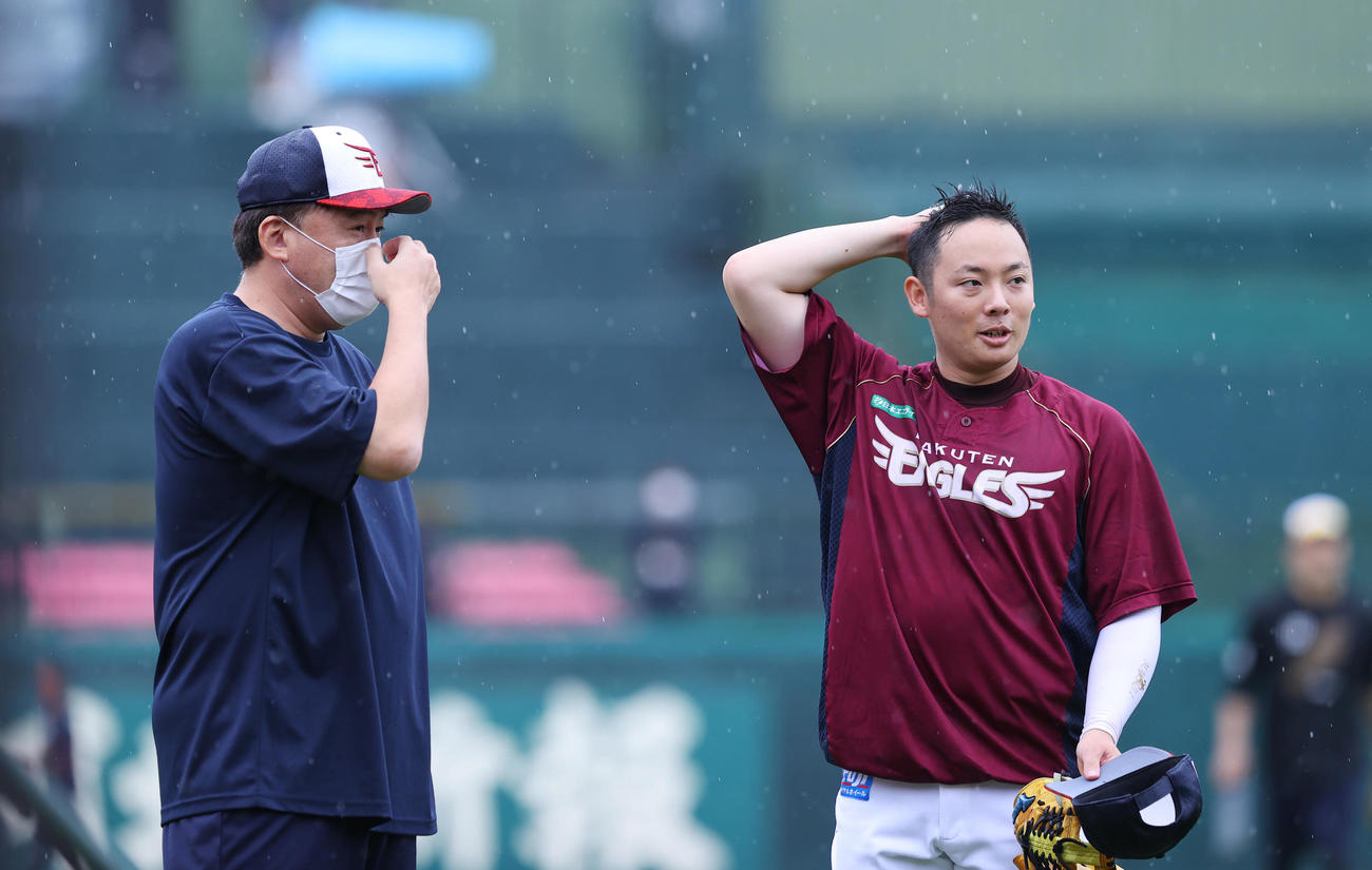 楽天石井GM兼監督（左）と松井（2021年8月24日撮影）