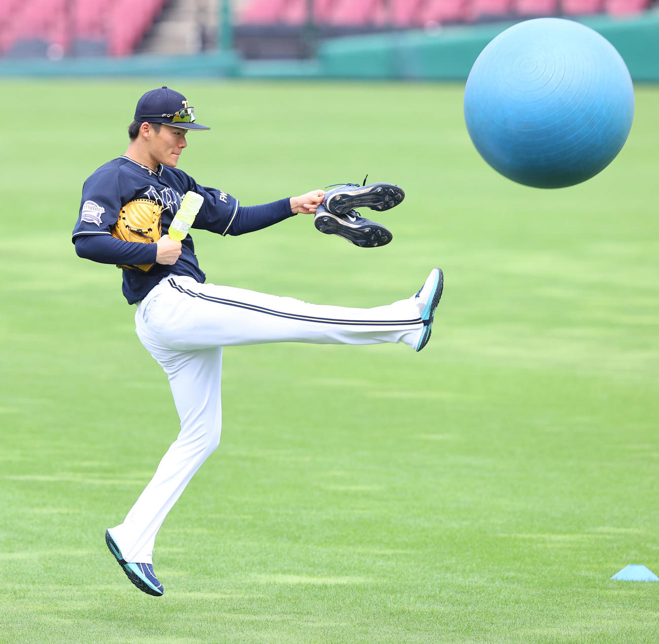 楽天対オリックス　練習前、外野に移動しながらバランスボールを蹴るオリックス山本（撮影・垰建太）
