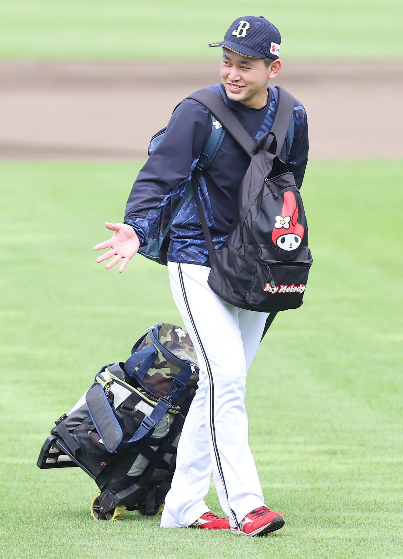 楽天対オリックス　試合前、笑顔を見せながら荷物を手に外野に移動するオリックス宮城（撮影・垰建太）