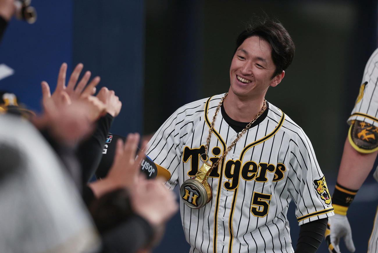 阪神対DeNA 1回裏阪神無死、右越えに先頭打者本塁打を放ち、ナインに迎えられる近本（撮影・前田充）