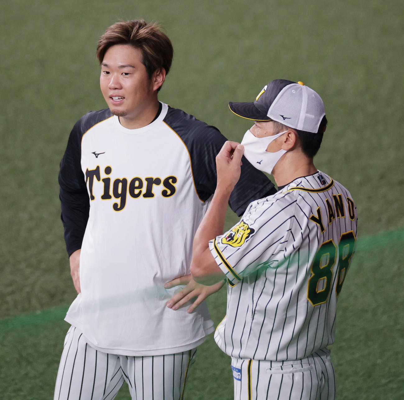 阪神対DeNA　練習中に話をする西勇（左）と矢野監督（撮影・清水貴仁）