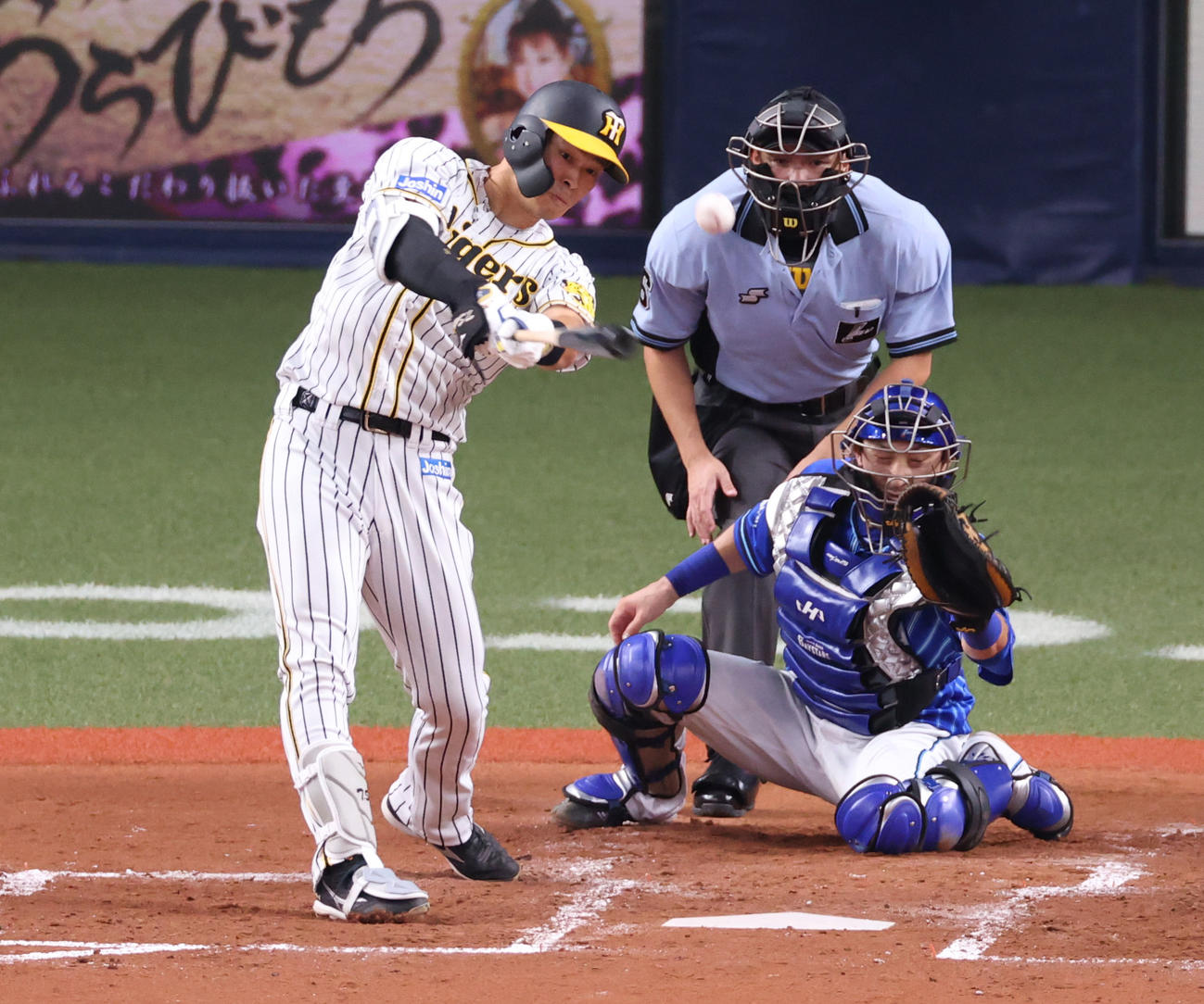 阪神対DeNA 3回裏阪神1死三塁、佐藤輝の中犠飛で追加点をあげる（撮影・清水貴仁）